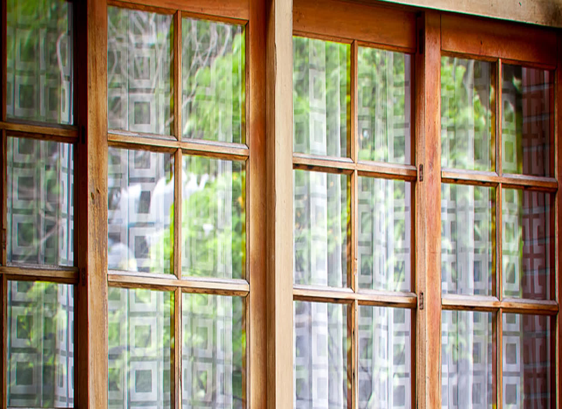 Repurposing Old Window Frames: A Creative DIY Project